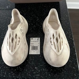Yeezy kids foamrunner